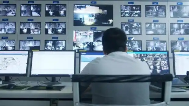 上海一老太走旋轉門摔倒，索賠12萬余元！法院為何駁回？｜普陀法院